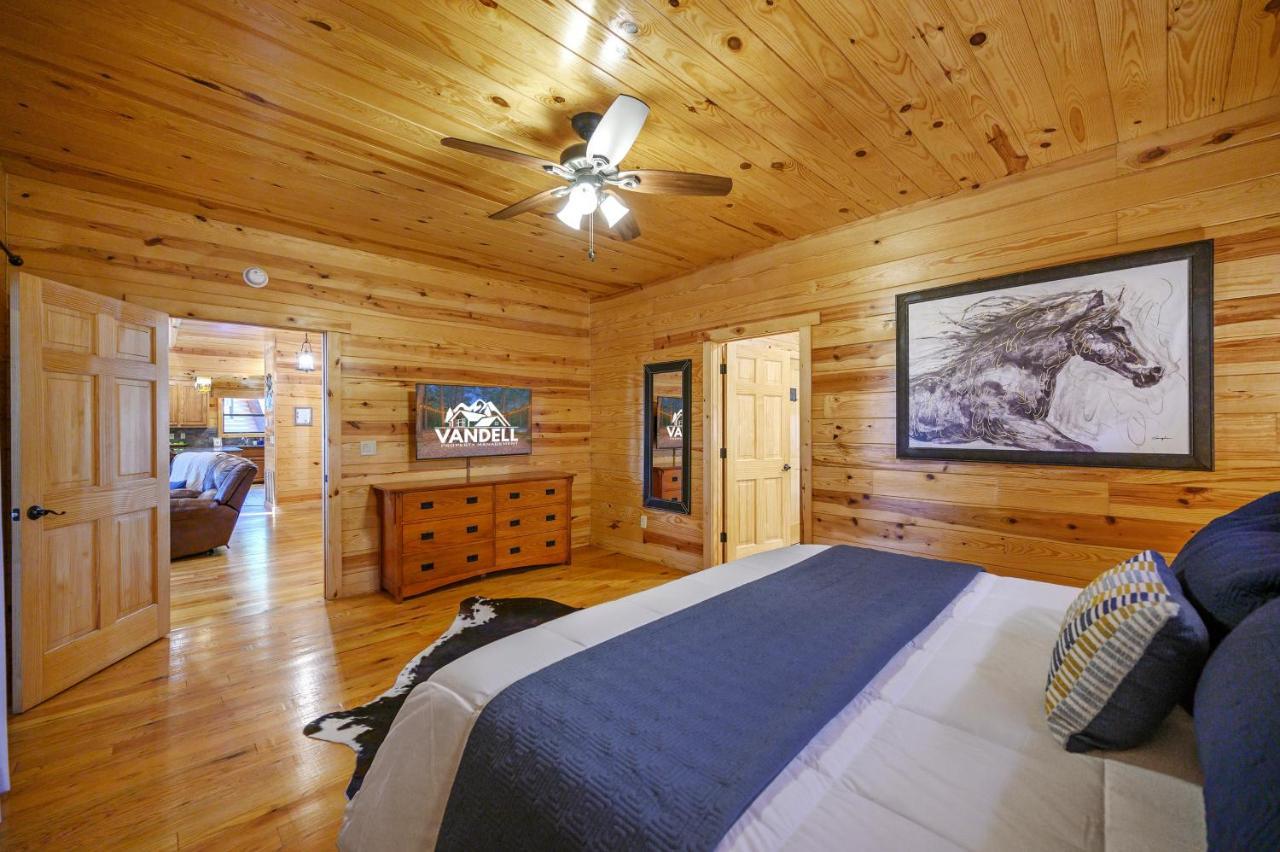 The Eastwood Spacious Retreat With 4 King En-Suites - Hot Tub - Pet-Friendly - Cozy Fire Pit - Prime Location - Multi-Family Broken Bow Exterior photo
