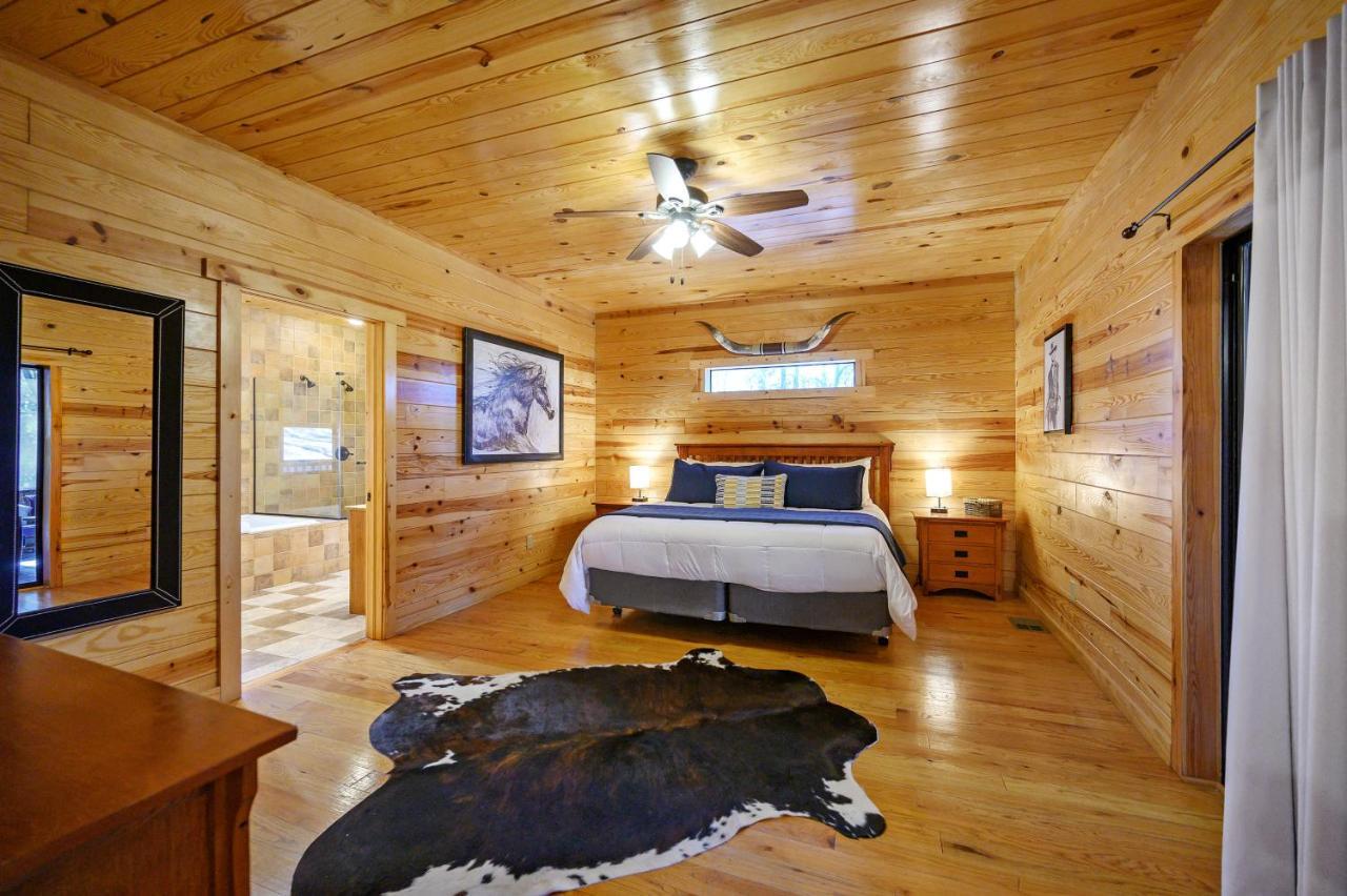 The Eastwood Spacious Retreat With 4 King En-Suites - Hot Tub - Pet-Friendly - Cozy Fire Pit - Prime Location - Multi-Family Broken Bow Exterior photo
