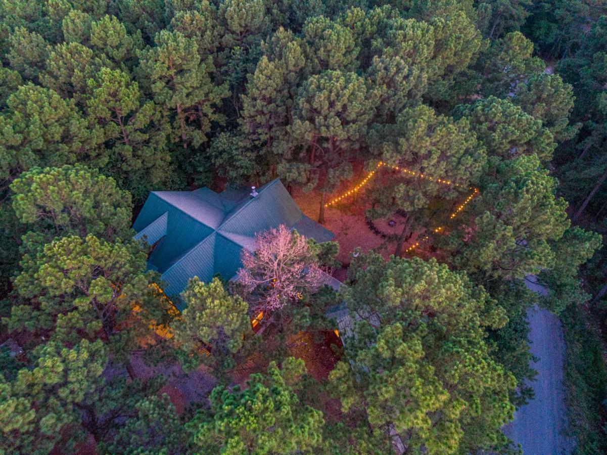 The Eastwood Spacious Retreat With 4 King En-Suites - Hot Tub - Pet-Friendly - Cozy Fire Pit - Prime Location - Multi-Family Broken Bow Exterior photo